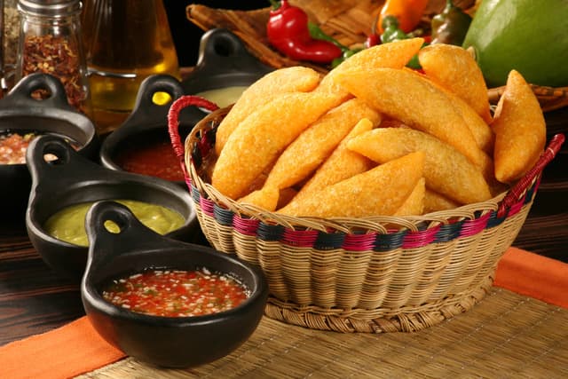 Canasta oficial de empanadas La Casona con salsas